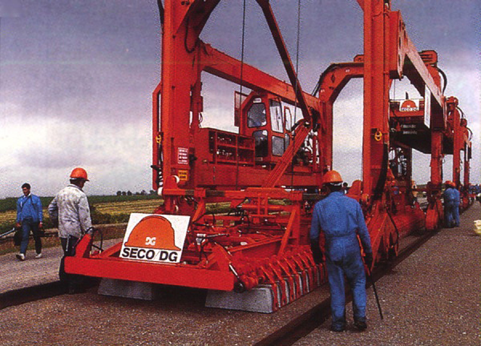 Portalkran løfter midlertidig spor og legger ut betongsviller med riktig avstand.