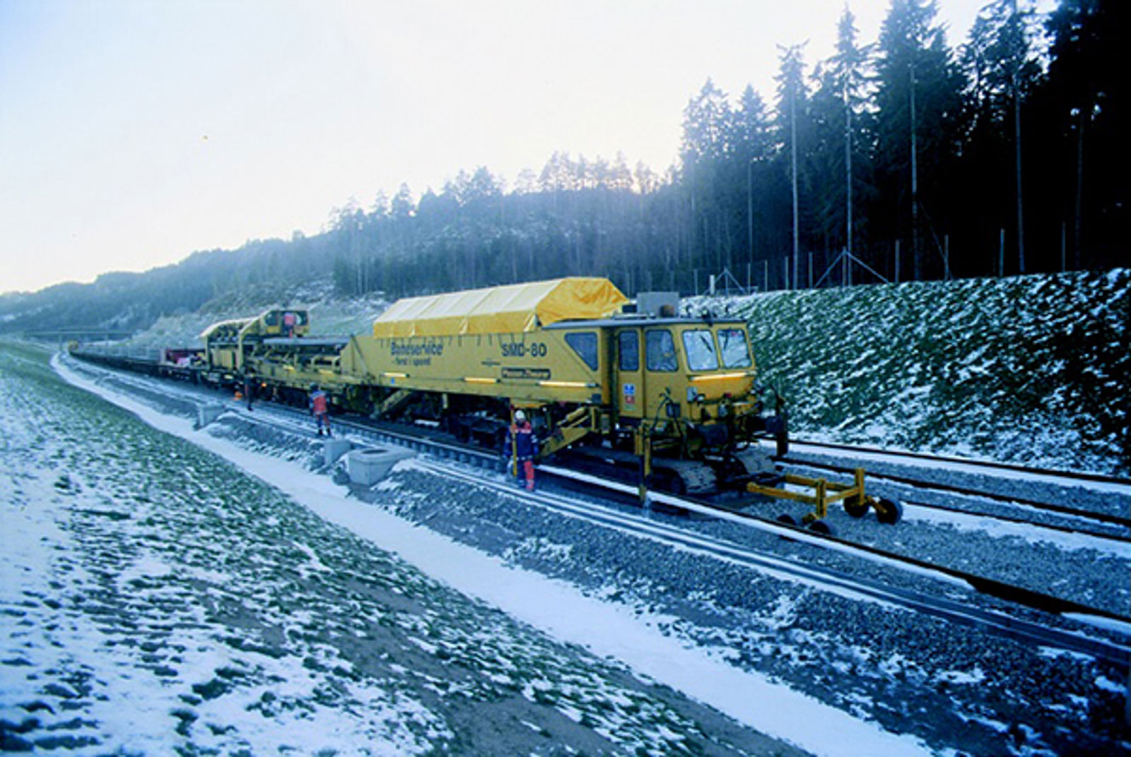 Sporombyggingstog for bygging av nytt jernbanespor med skinnegående spesialmaskiner.