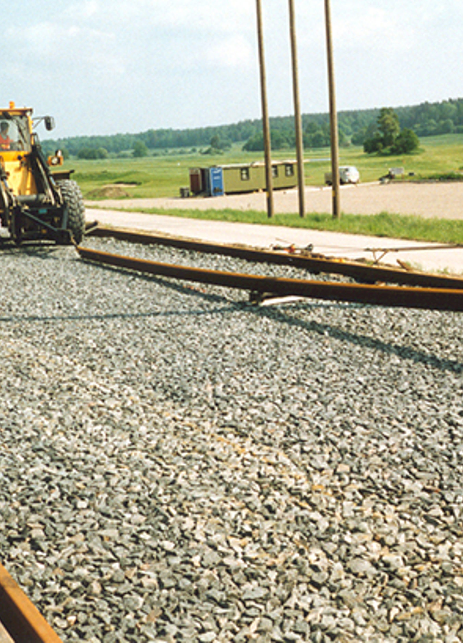 Maskin for skinneutlegging plasserer skinner ved hjelp av spesialutstyr for presis montering. 