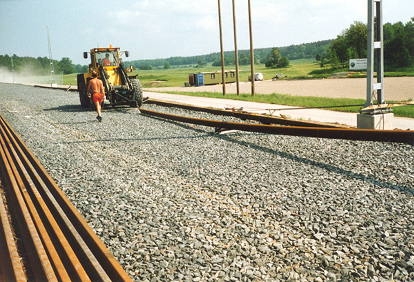 Maskin for skinneutlegging plasserer skinner ved hjelp av spesialutstyr for presis montering.