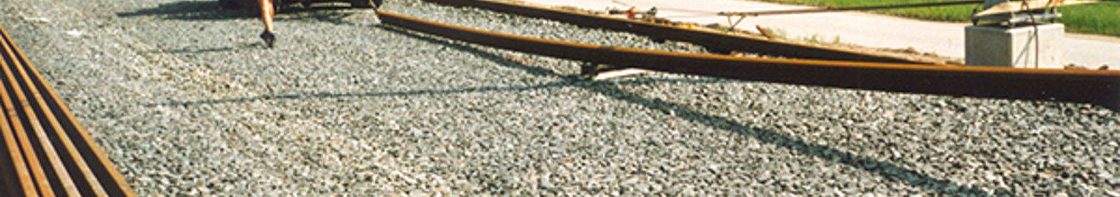 Maskin for skinneutlegging plasserer skinner ved hjelp av spesialutstyr for presis montering.