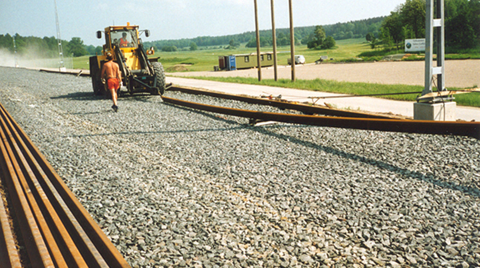 Maskin for skinneutlegging plasserer skinner ved hjelp av spesialutstyr for presis montering.