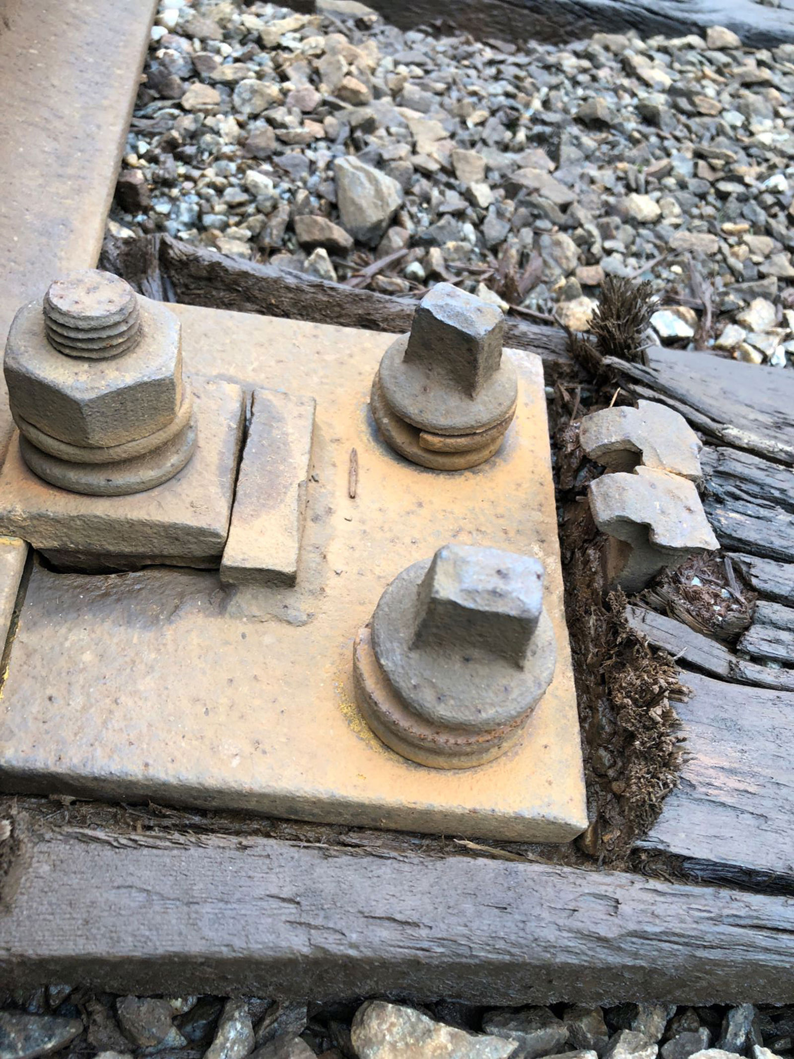 Skruebefestigelse som har gravd seg ned i en tresville med tydelig sprekkdannelse og slitasje.