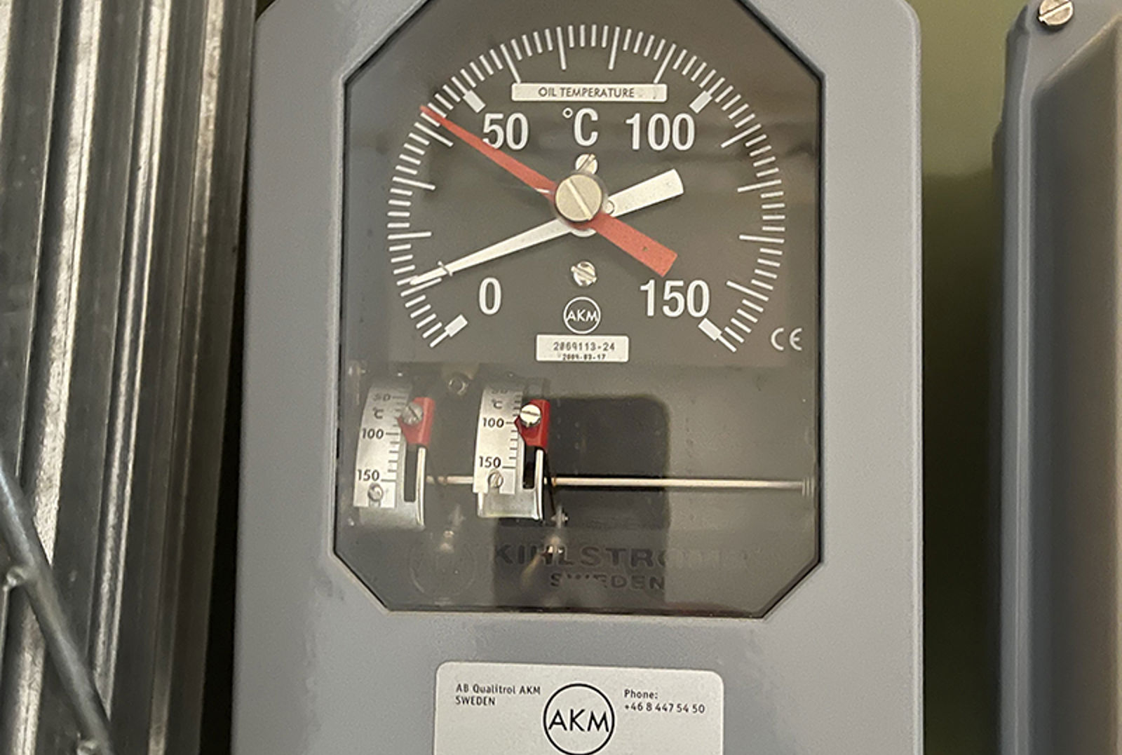 Oljetermometer med viser for aktuell temperatur og slepeviser for høyeste registrerte temperatur.