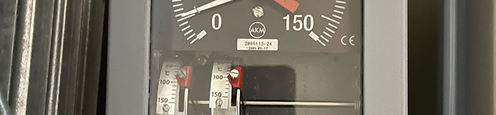 Oljetermometer med viser for aktuell temperatur og slepeviser for høyeste registrerte temperatur.