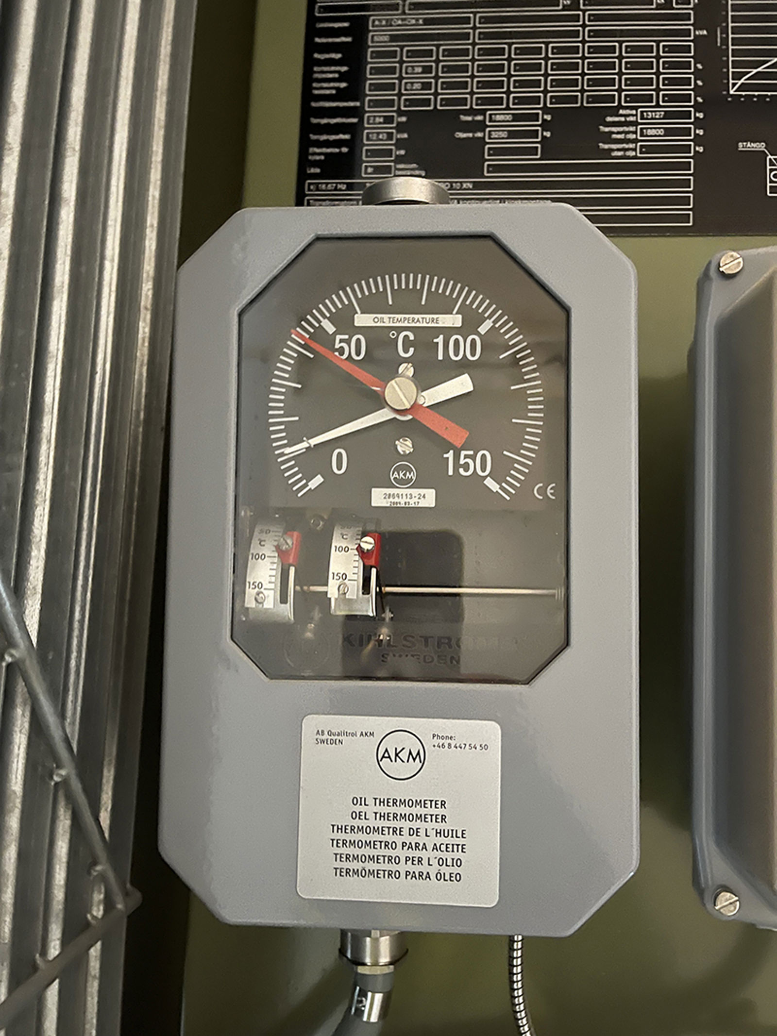 Oljetermometer med viser for aktuell temperatur og slepeviser for høyeste registrerte temperatur.