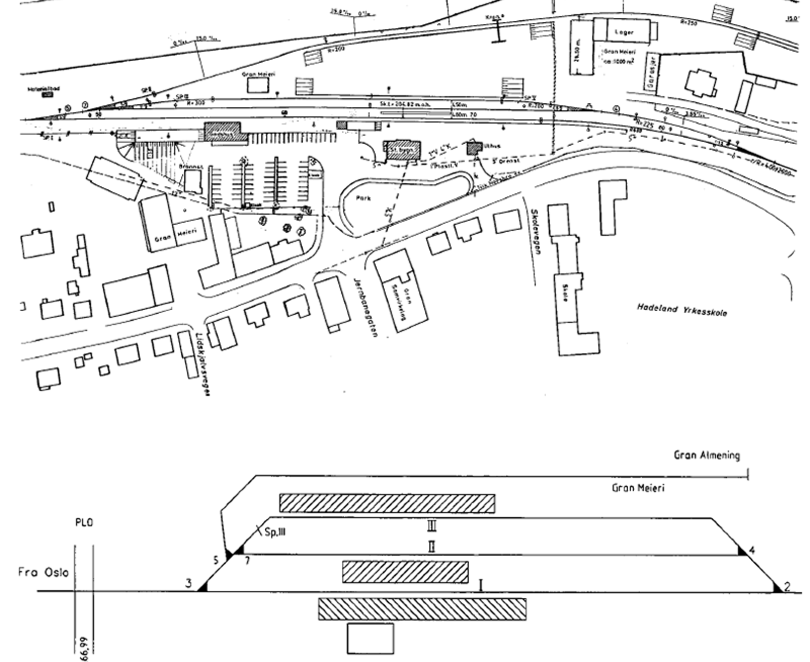 Geografisk og skjematisk sporplan for Gran stasjon med spor, plattformer, bygninger og veier.