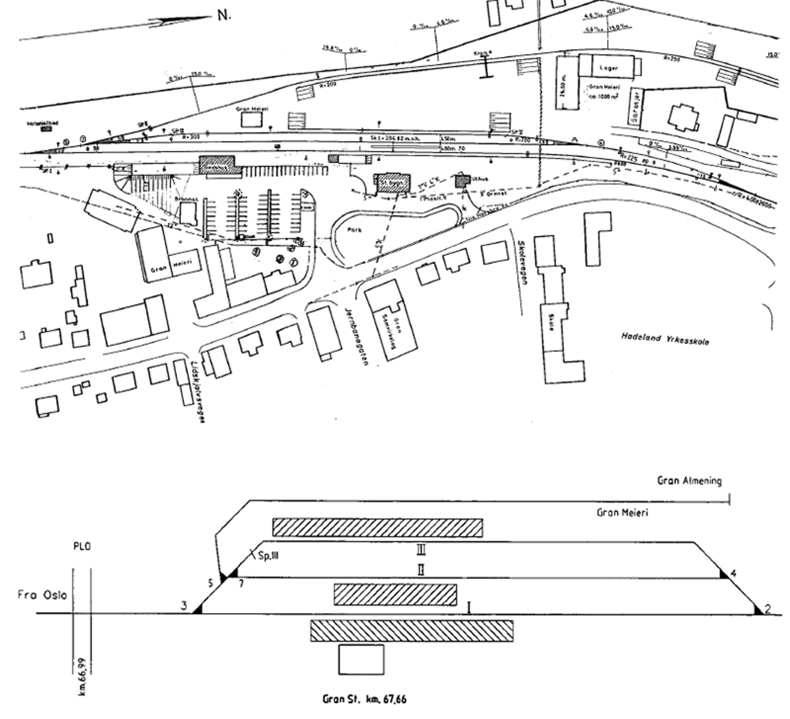 Geografisk og skjematisk sporplan for Gran stasjon med spor, plattformer, bygninger og veier.
