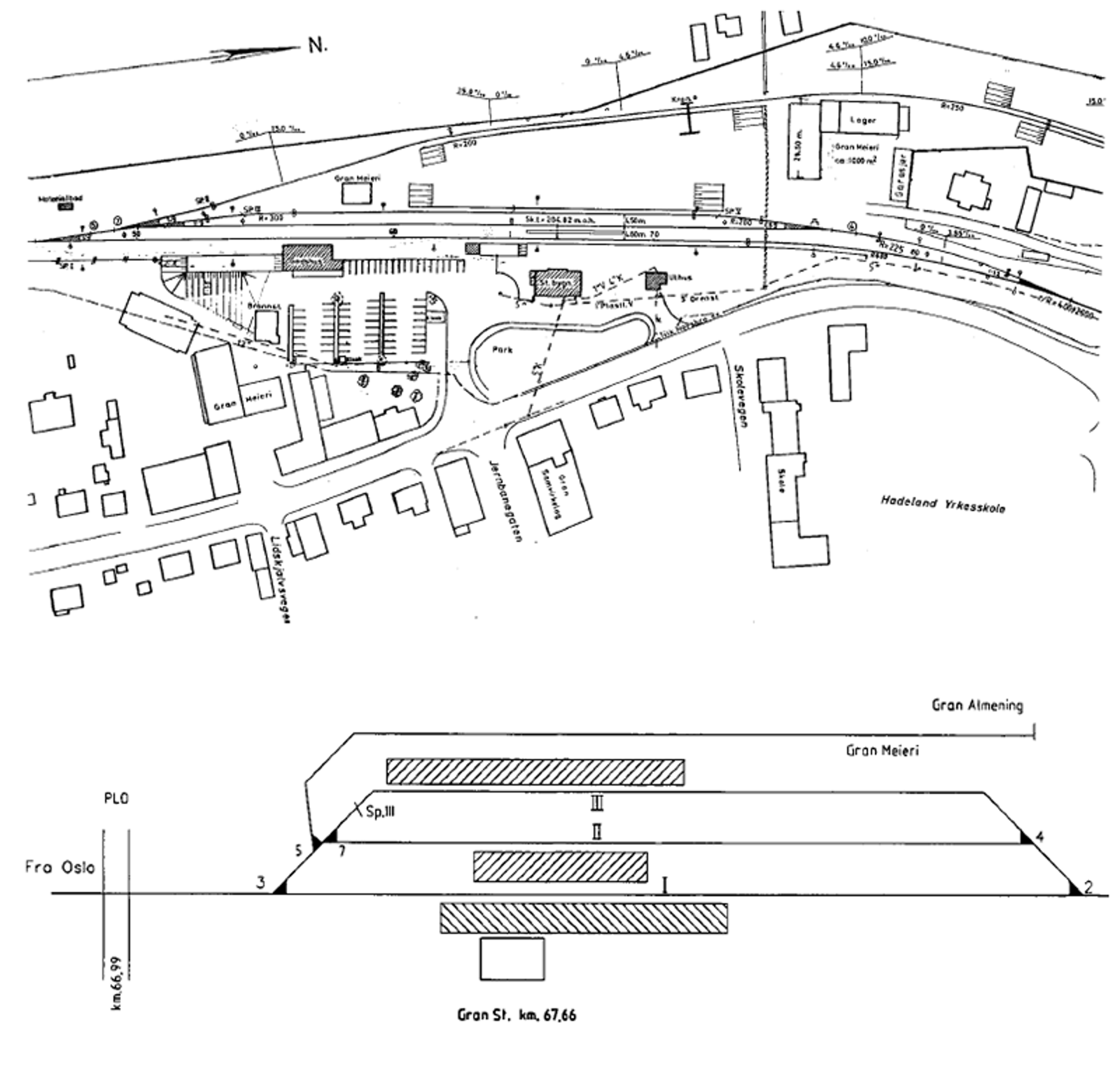 Geografisk og skjematisk sporplan for Gran stasjon med spor, plattformer, bygninger og veier.