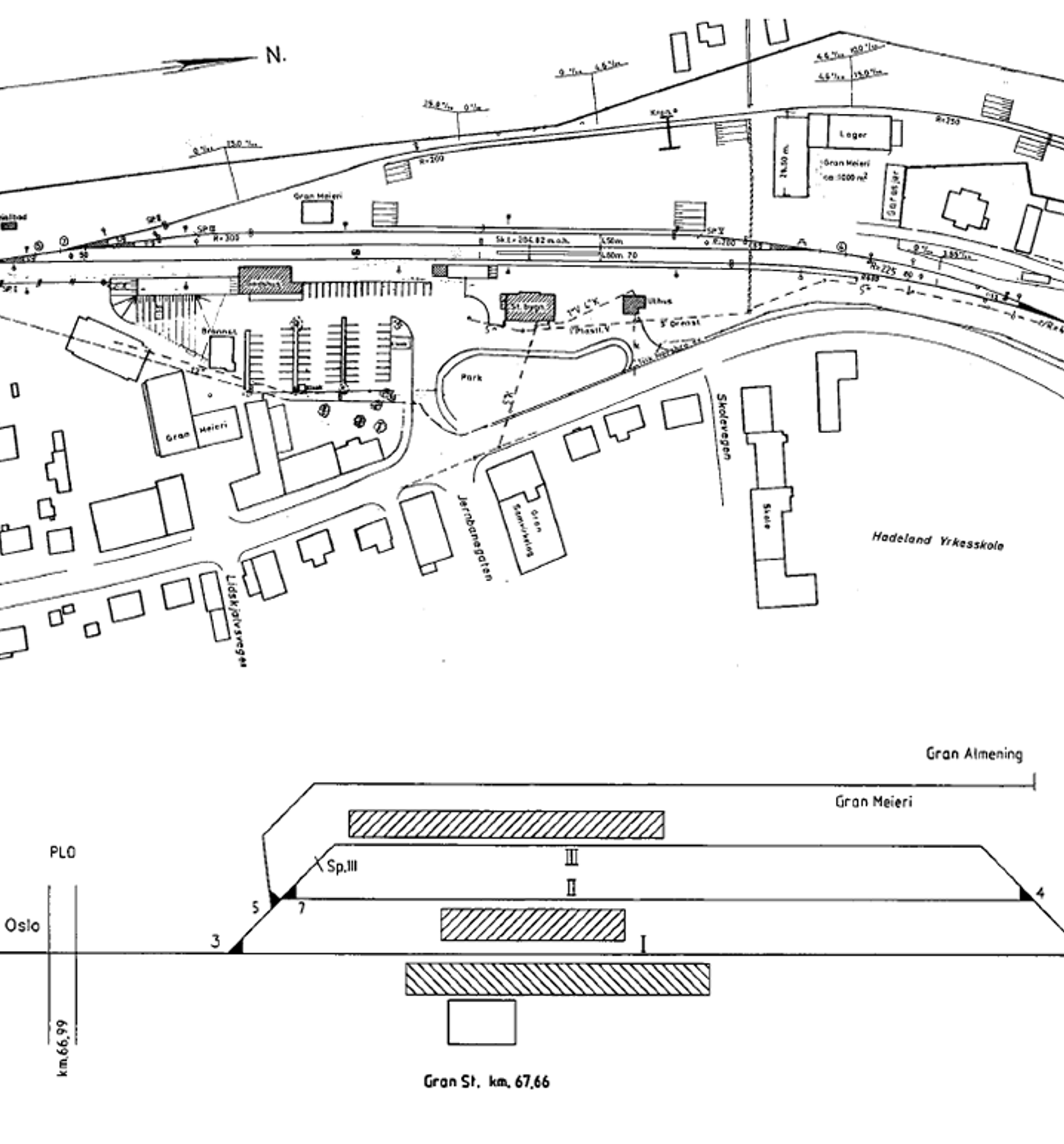 Geografisk og skjematisk sporplan for Gran stasjon med spor, plattformer, bygninger og veier.