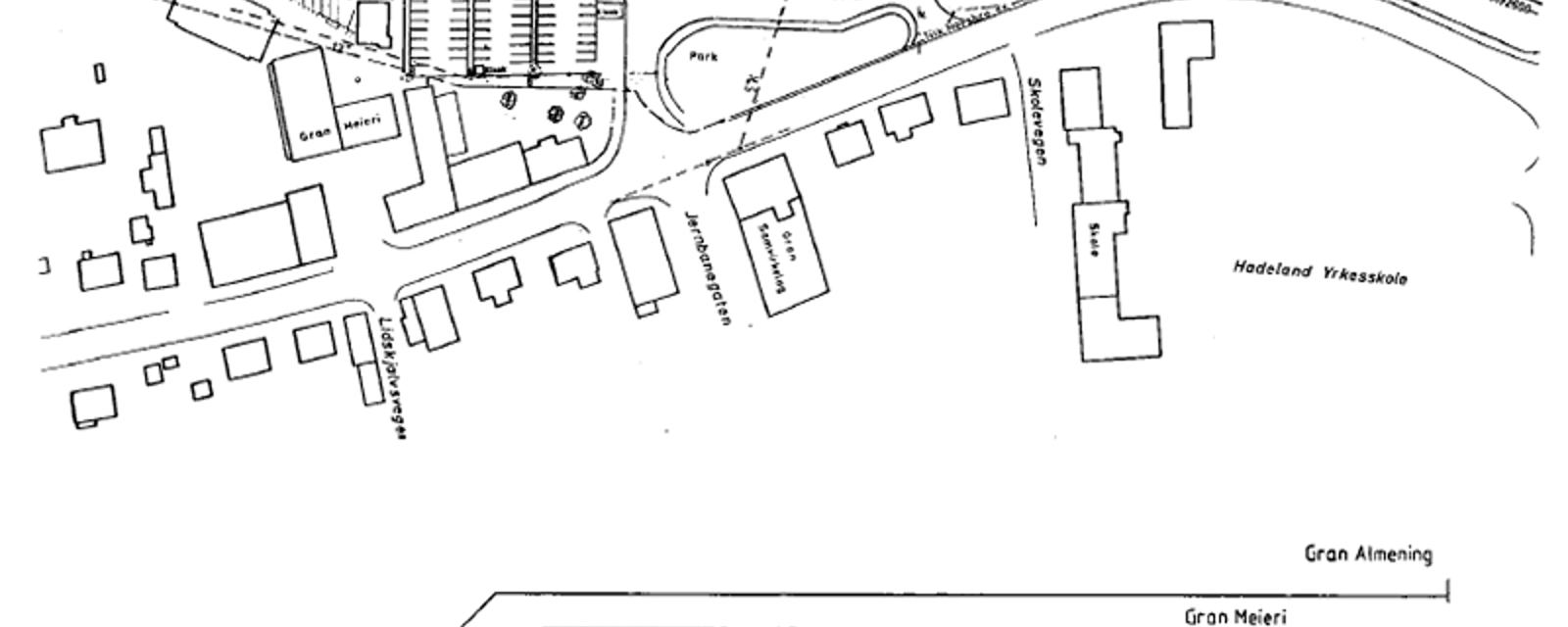 Geografisk og skjematisk sporplan for Gran stasjon med spor, plattformer, bygninger og veier.