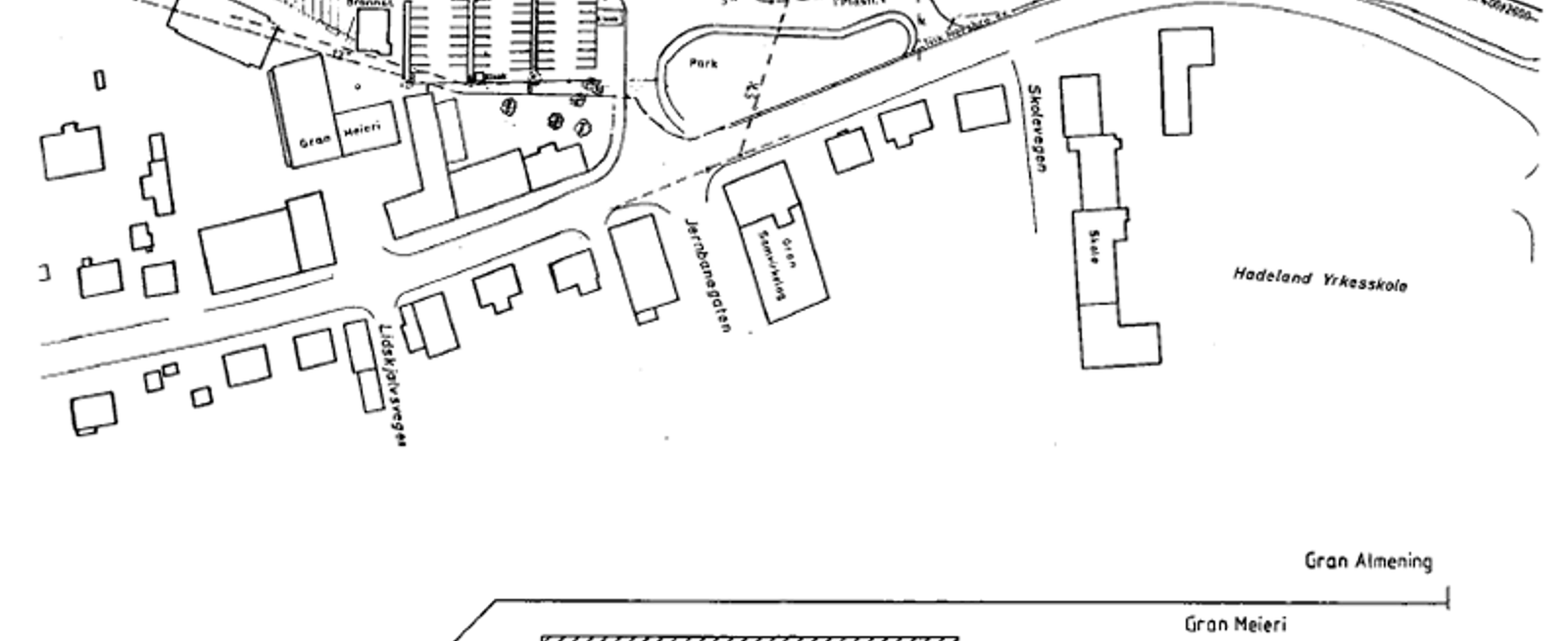 Geografisk og skjematisk sporplan for Gran stasjon med spor, plattformer, bygninger og veier.
