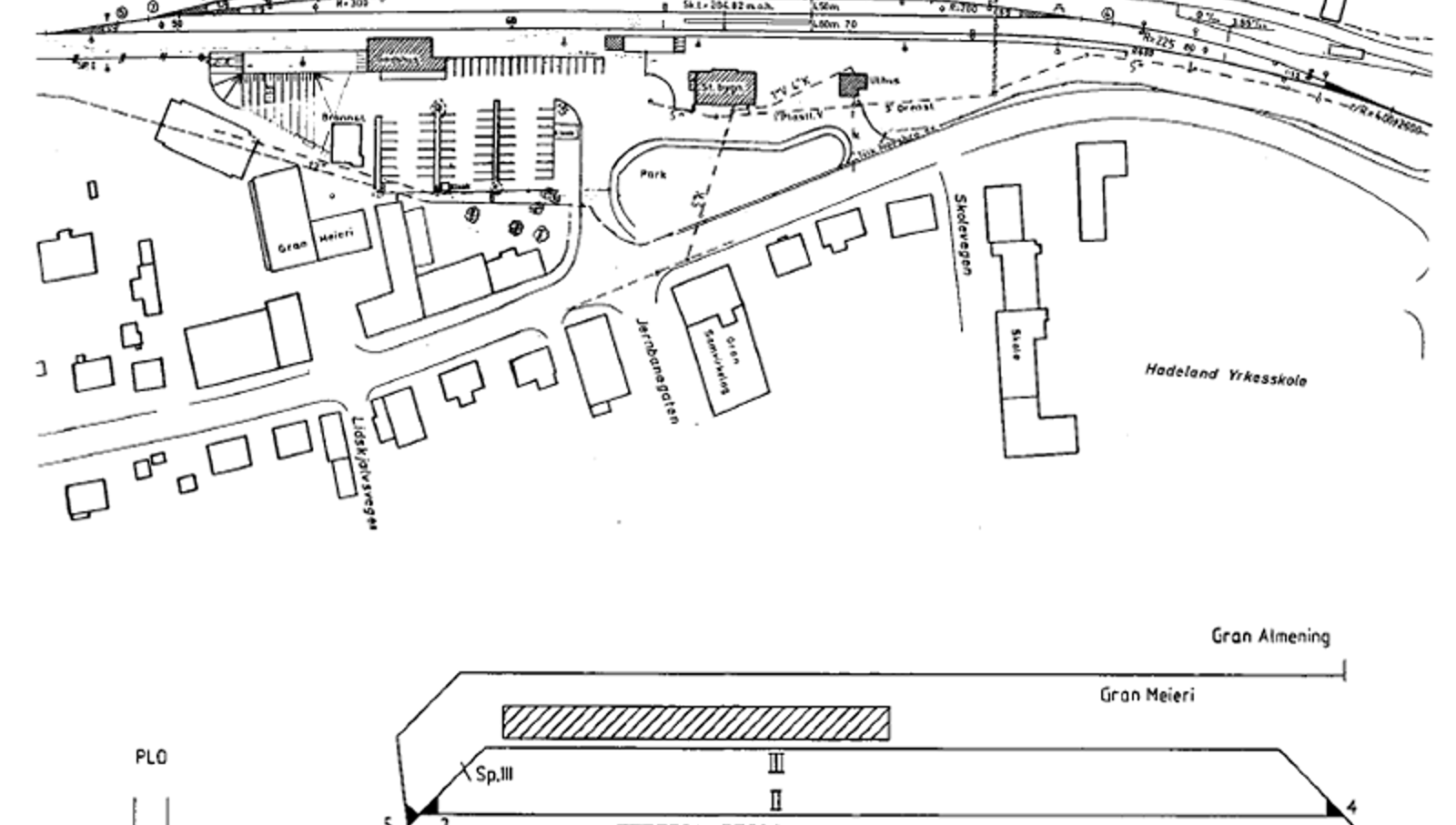Geografisk og skjematisk sporplan for Gran stasjon med spor, plattformer, bygninger og veier.