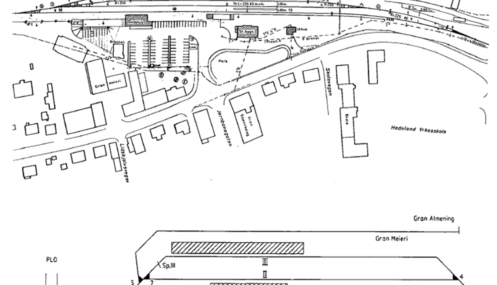 Geografisk og skjematisk sporplan for Gran stasjon med spor, plattformer, bygninger og veier.