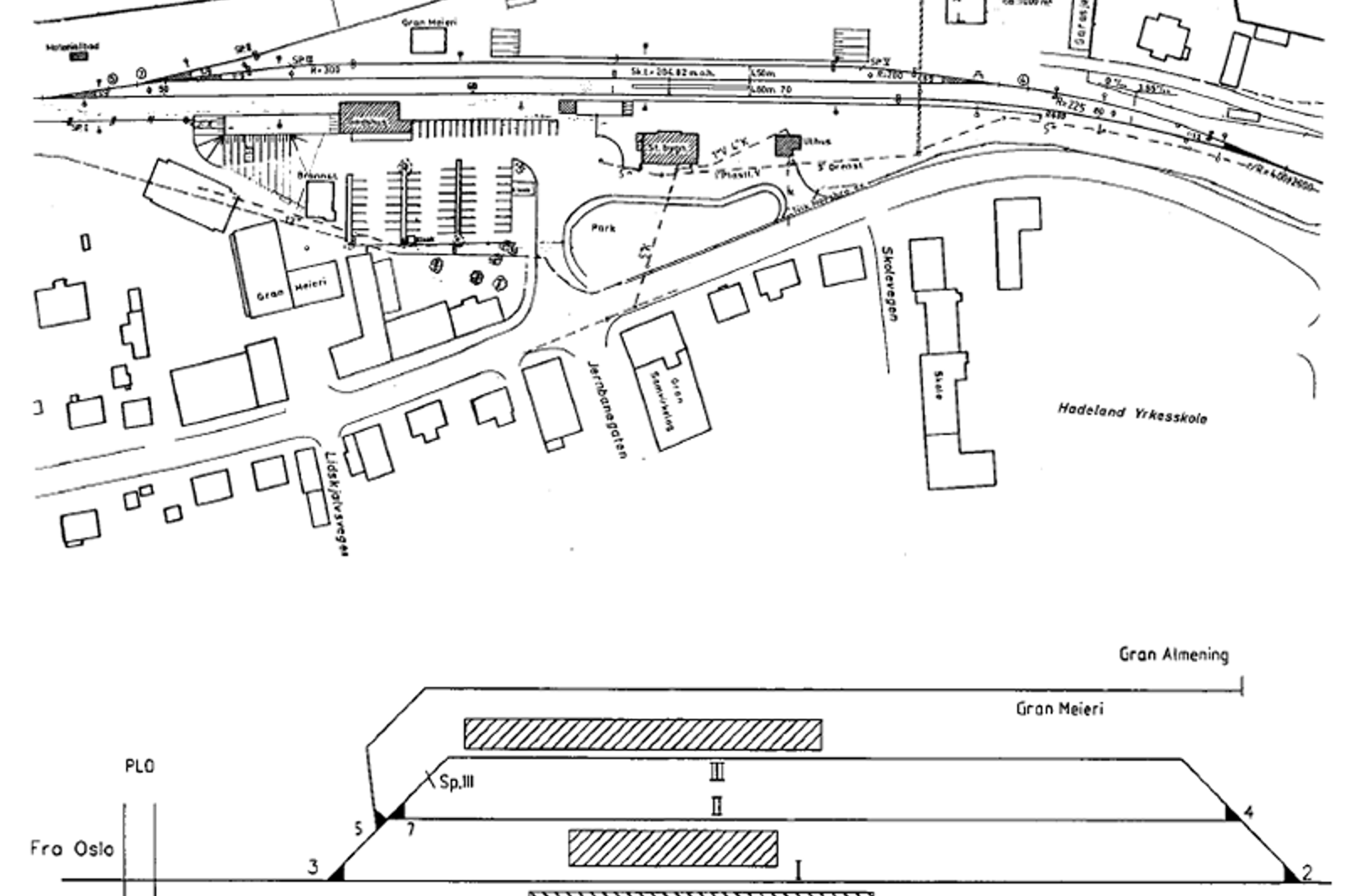 Geografisk og skjematisk sporplan for Gran stasjon med spor, plattformer, bygninger og veier.