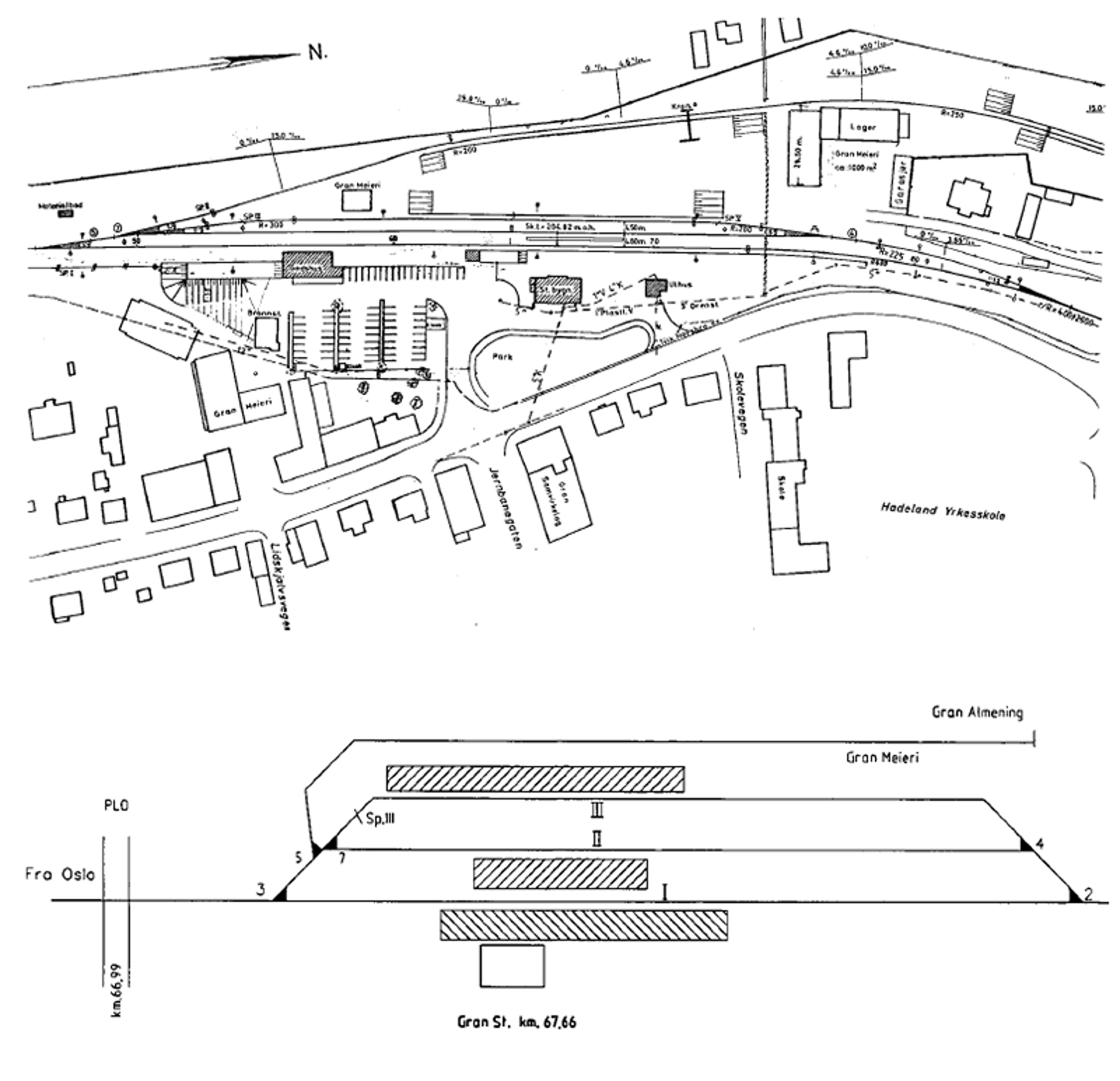 Geografisk og skjematisk sporplan for Gran stasjon med spor, plattformer, bygninger og veier.