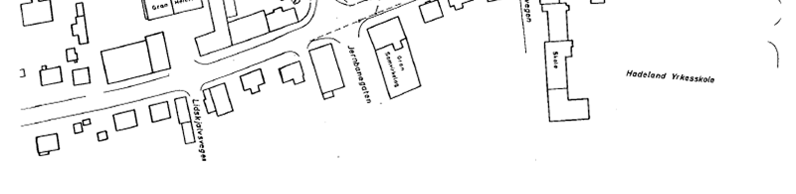 Geografisk og skjematisk sporplan for Gran stasjon med spor, plattformer, bygninger og veier.