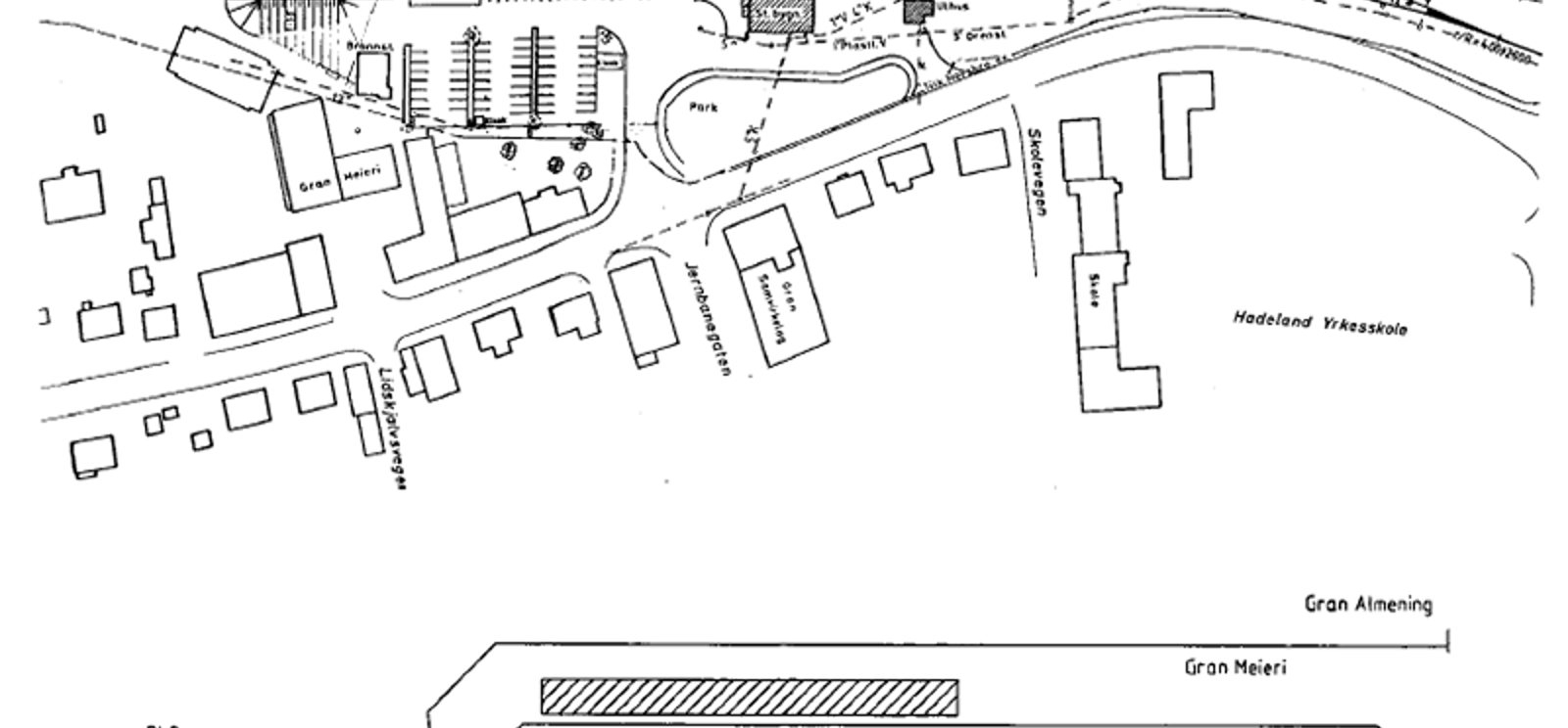 Geografisk og skjematisk sporplan for Gran stasjon med spor, plattformer, bygninger og veier.