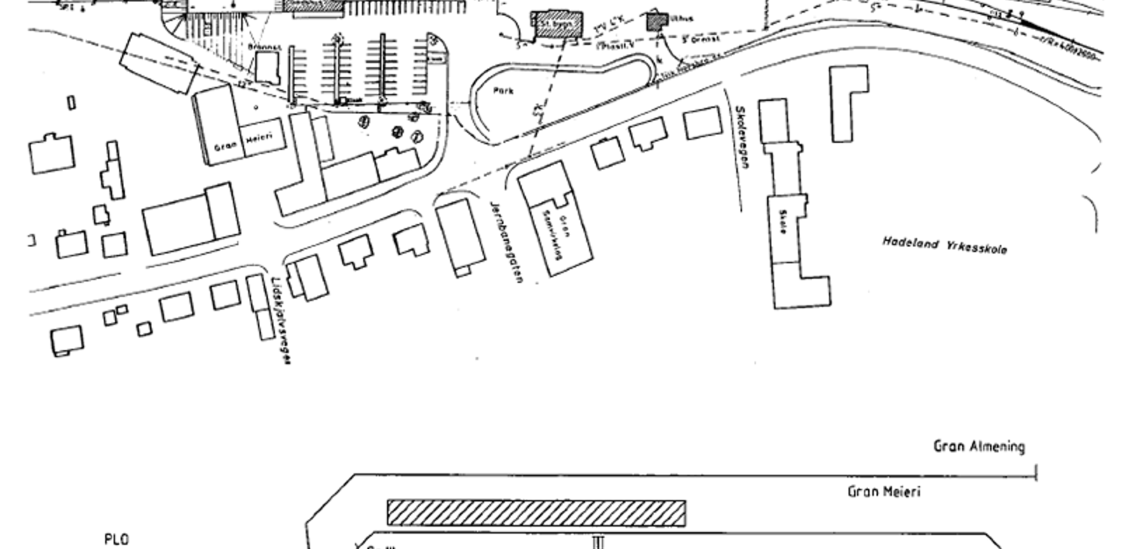 Geografisk og skjematisk sporplan for Gran stasjon med spor, plattformer, bygninger og veier.