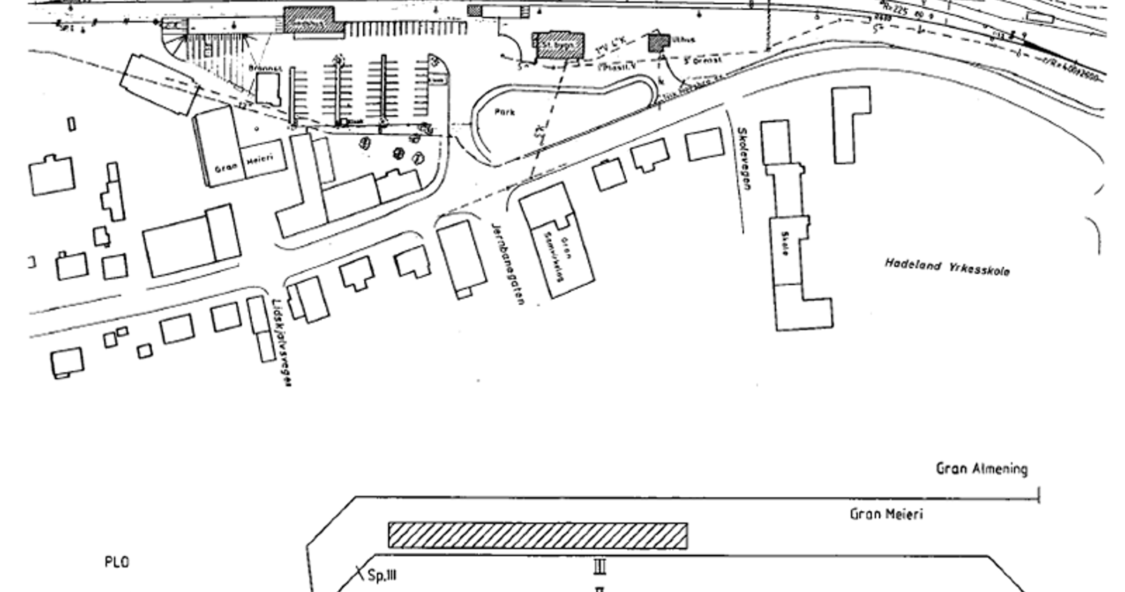 Geografisk og skjematisk sporplan for Gran stasjon med spor, plattformer, bygninger og veier.