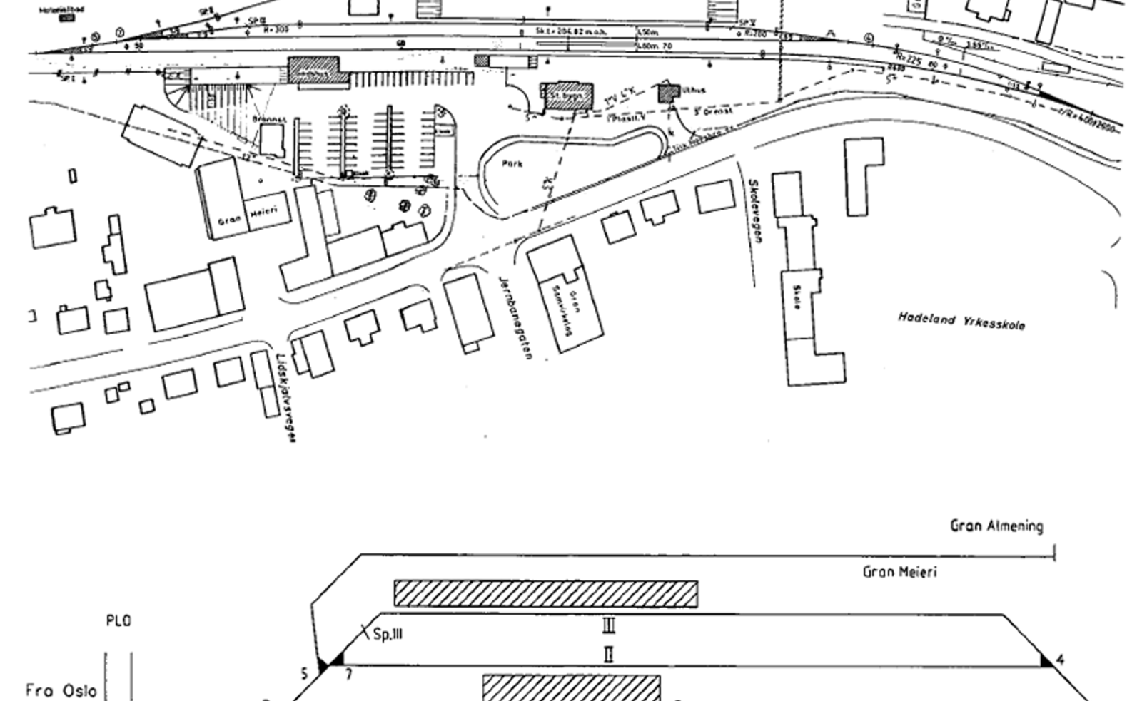 Geografisk og skjematisk sporplan for Gran stasjon med spor, plattformer, bygninger og veier.