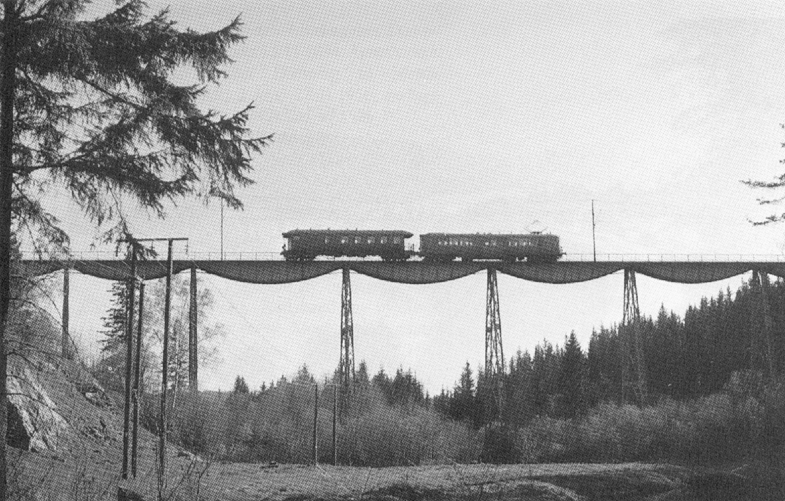 Hobøl viadukt over en dalsenkning, Østfoldbanen østre linje.