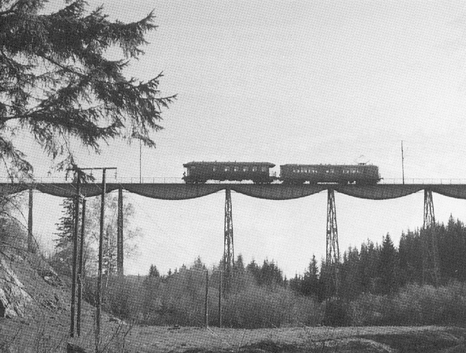 Hobøl viadukt over en dalsenkning, Østfoldbanen østre linje.