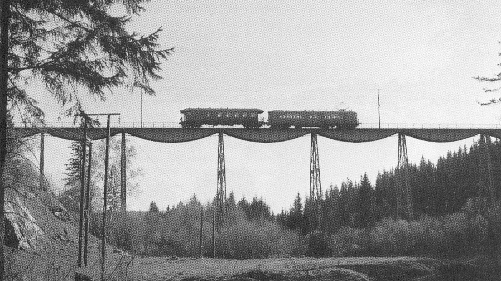 Hobøl viadukt over en dalsenkning, Østfoldbanen østre linje.