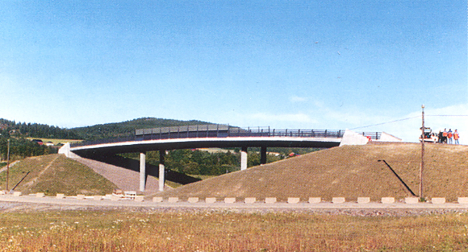 Overgangsbru for fylkesveg på Vestfoldbanen.