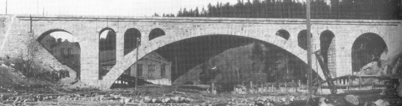 Hvelvbru av stein over Skjærdalen nord for Tyristrand stasjon.