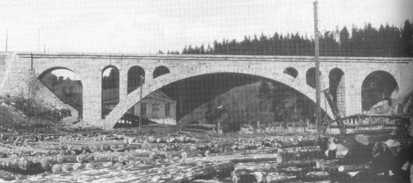 Hvelvbru av stein over Skjærdalen nord for Tyristrand stasjon.