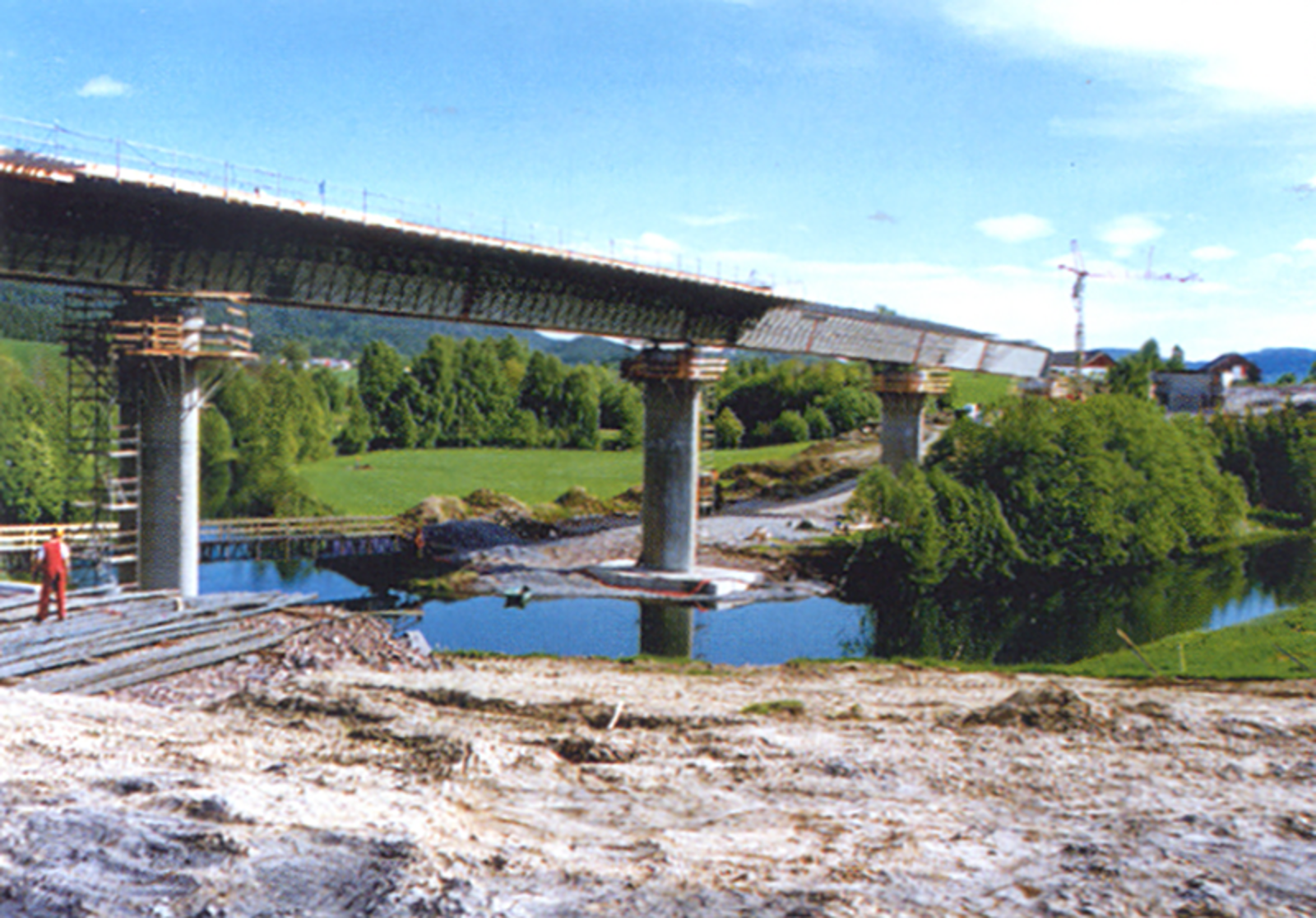 Samvirkebruen Bremsa bru under bygging med søyler og stålkonstruksjon synlig.
