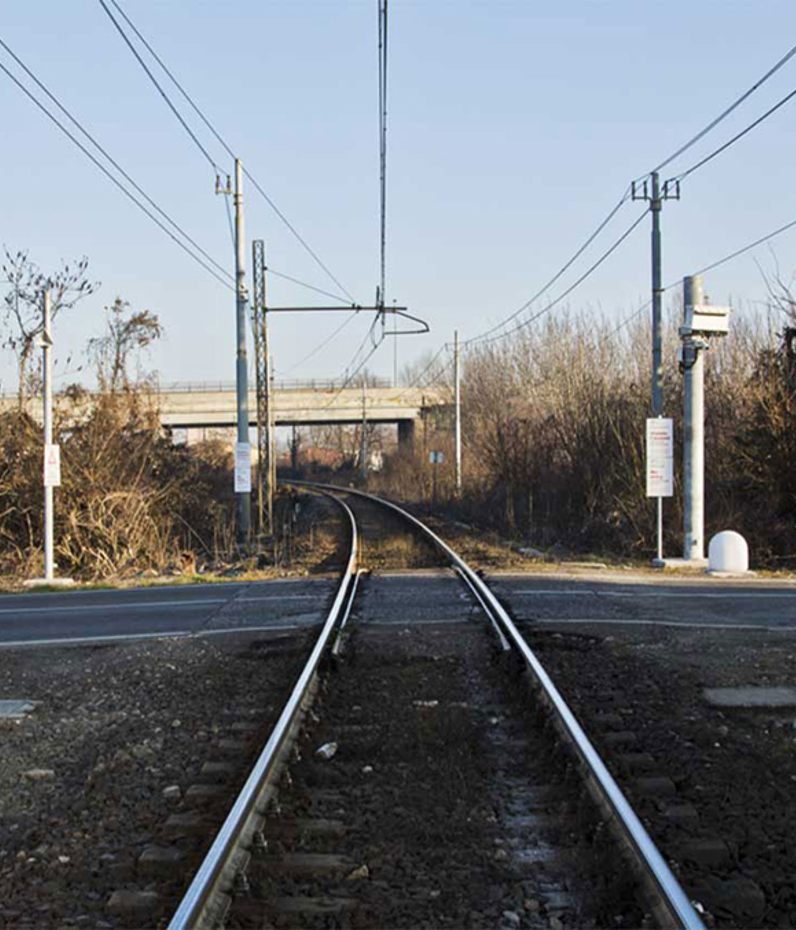 Planovergang med monterte radarer for objektdeteksjon ved jernbanespor.
