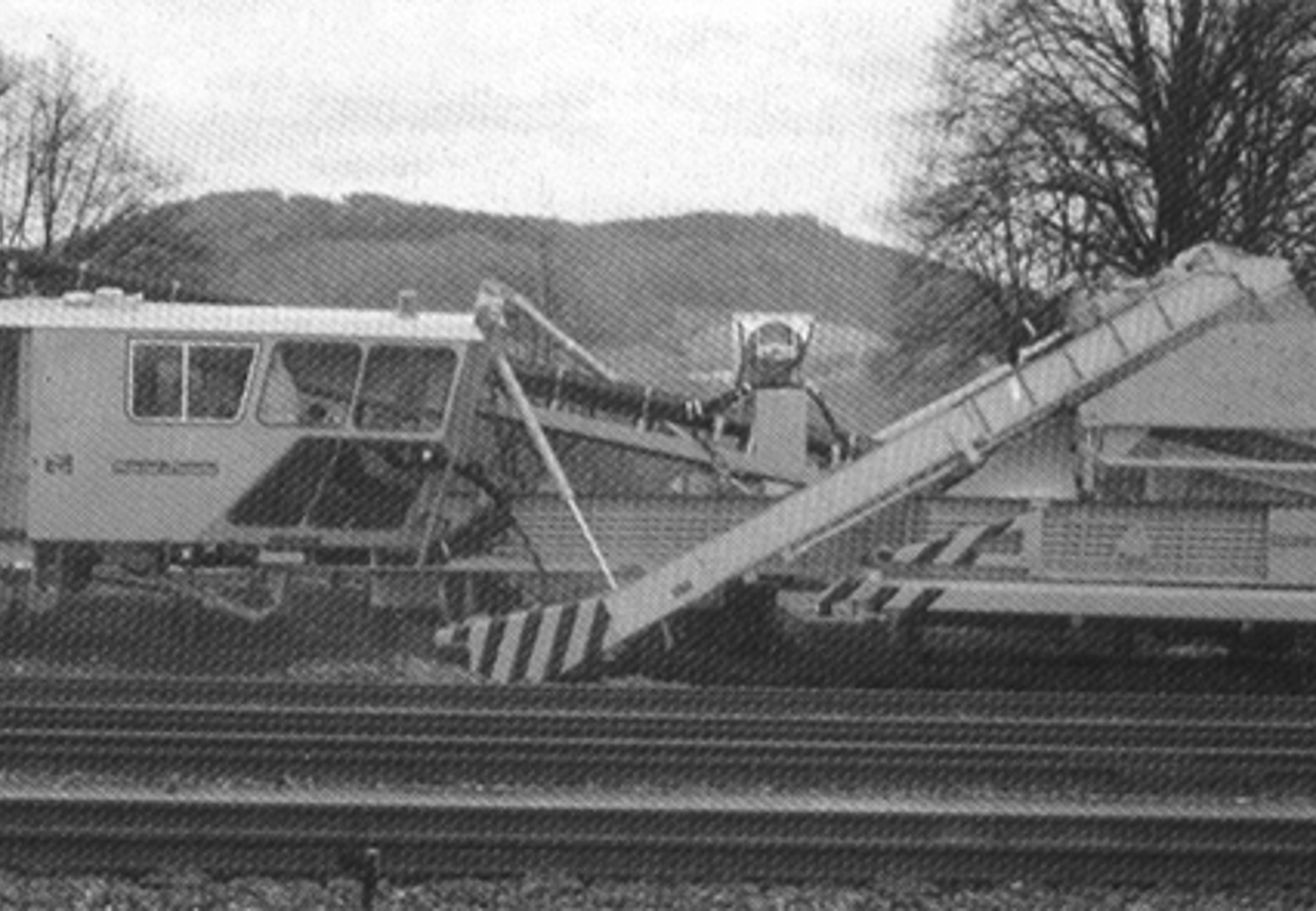 Plasser & Theurer RM80 renseverk, en skinnegående maskin for ballastrensing uten å demontere spor.