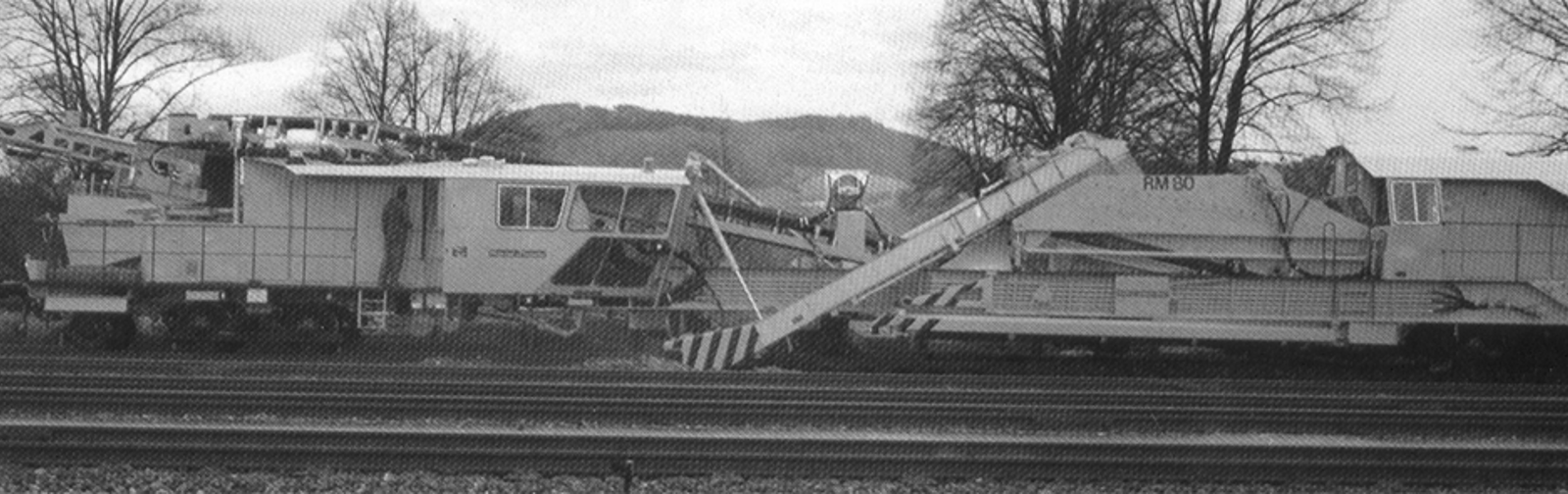 Plasser & Theurer RM80 renseverk, en skinnegående maskin for ballastrensing uten å demontere spor.