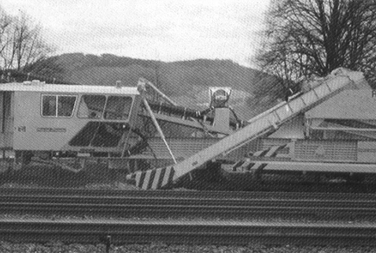Plasser & Theurer RM80 renseverk, en skinnegående maskin for ballastrensing uten å demontere spor.