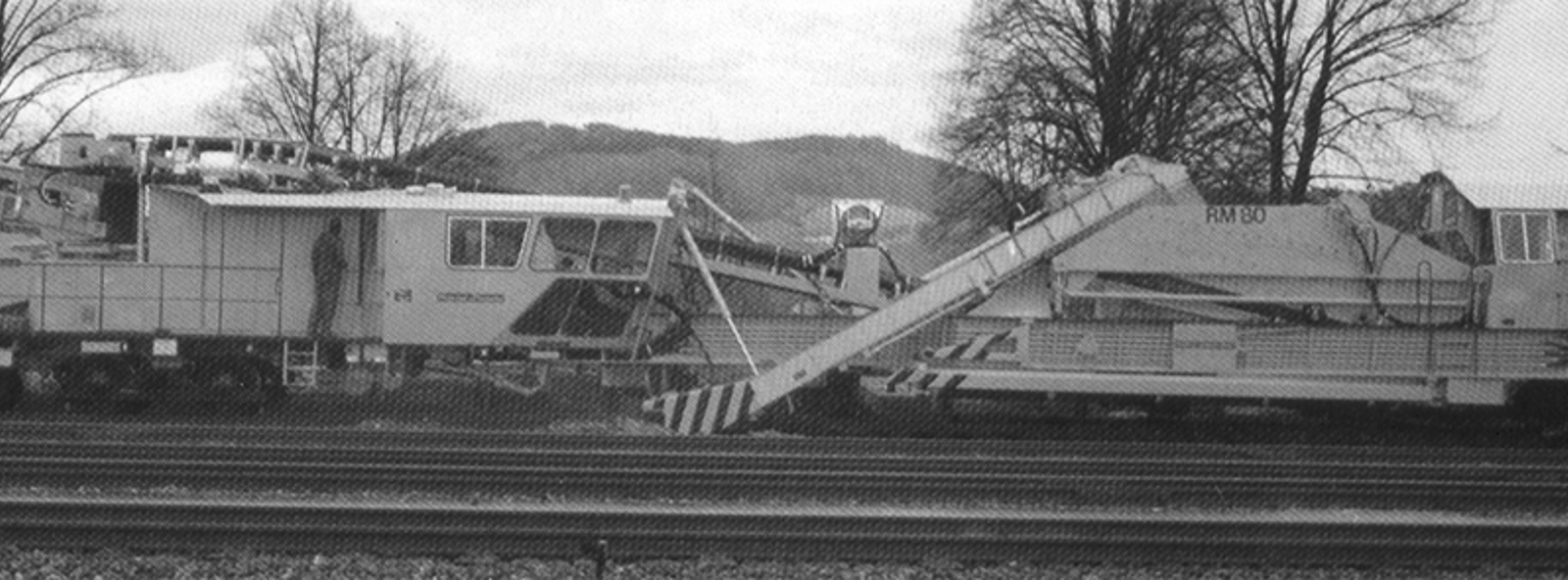 Plasser & Theurer RM80 renseverk, en skinnegående maskin for ballastrensing uten å demontere spor.