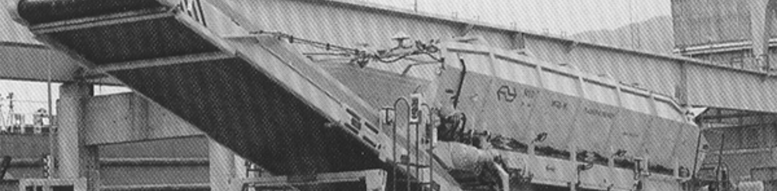 Plasser & Theurer MFS transportvogn for effektiv håndtering av ballast og finstoff ved rensing.