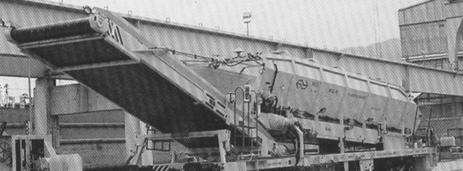 Plasser & Theurer MFS transportvogn for effektiv håndtering av ballast og finstoff ved rensing.
