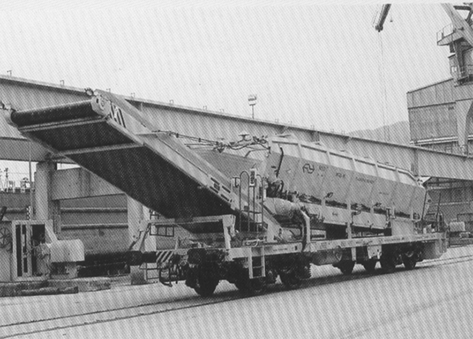 Plasser & Theurer MFS transportvogn for effektiv håndtering av ballast og finstoff ved rensing.