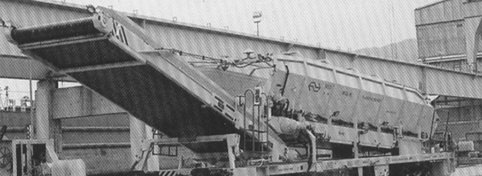Plasser & Theurer MFS transportvogn for effektiv håndtering av ballast og finstoff ved rensing.