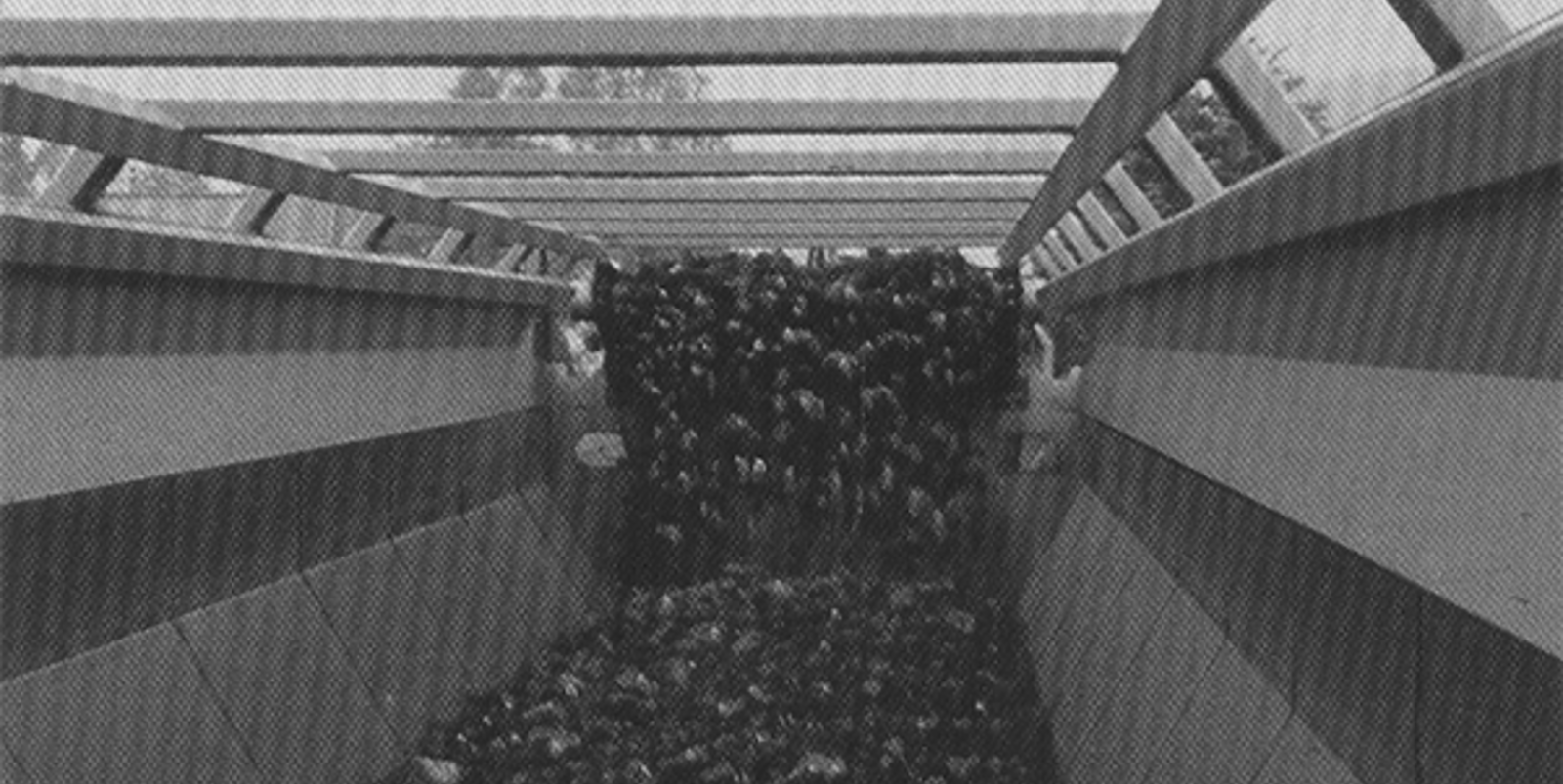 Innvendig transportbånd i Plasser & Theurer MFS-vogn for transport av ballastmasser under rensing.