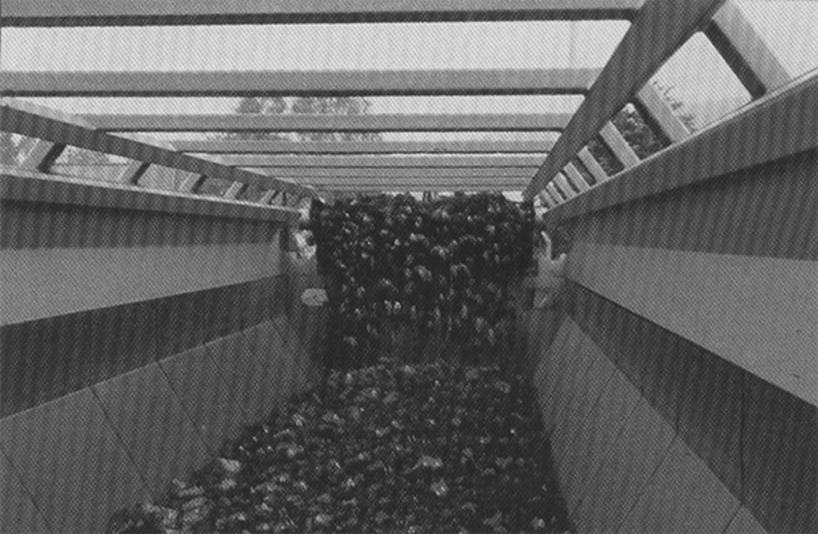 Innvendig transportbånd i Plasser & Theurer MFS-vogn for transport av ballastmasser under rensing.