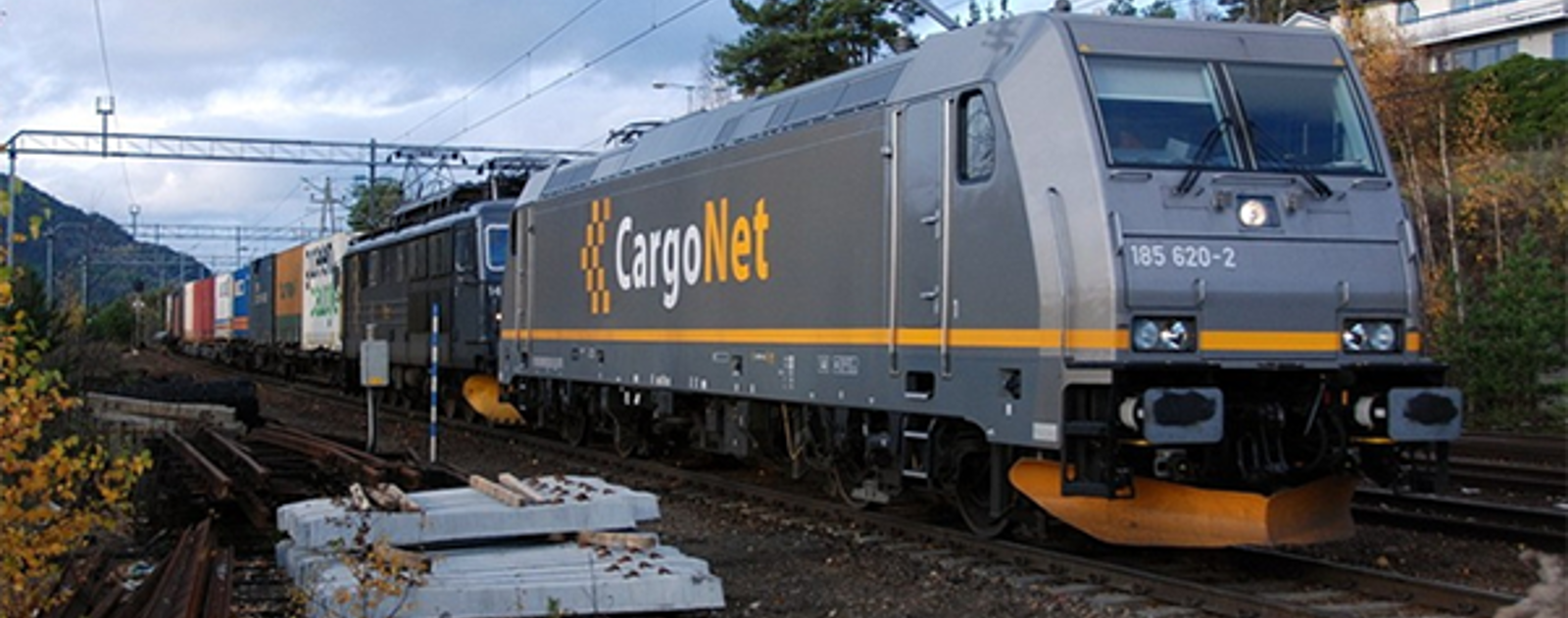 TRAXX F140 godslokomotiv kjører på jernbanespor.