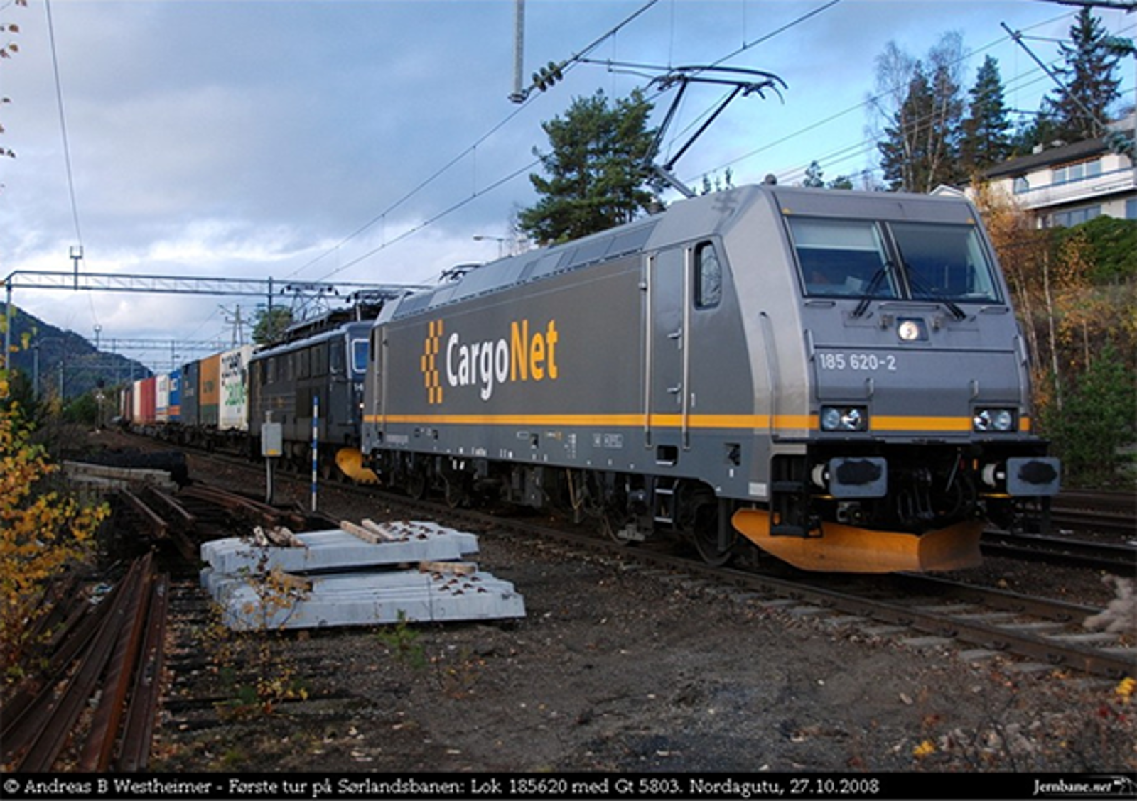 TRAXX F140 godslokomotiv kjører på jernbanespor.