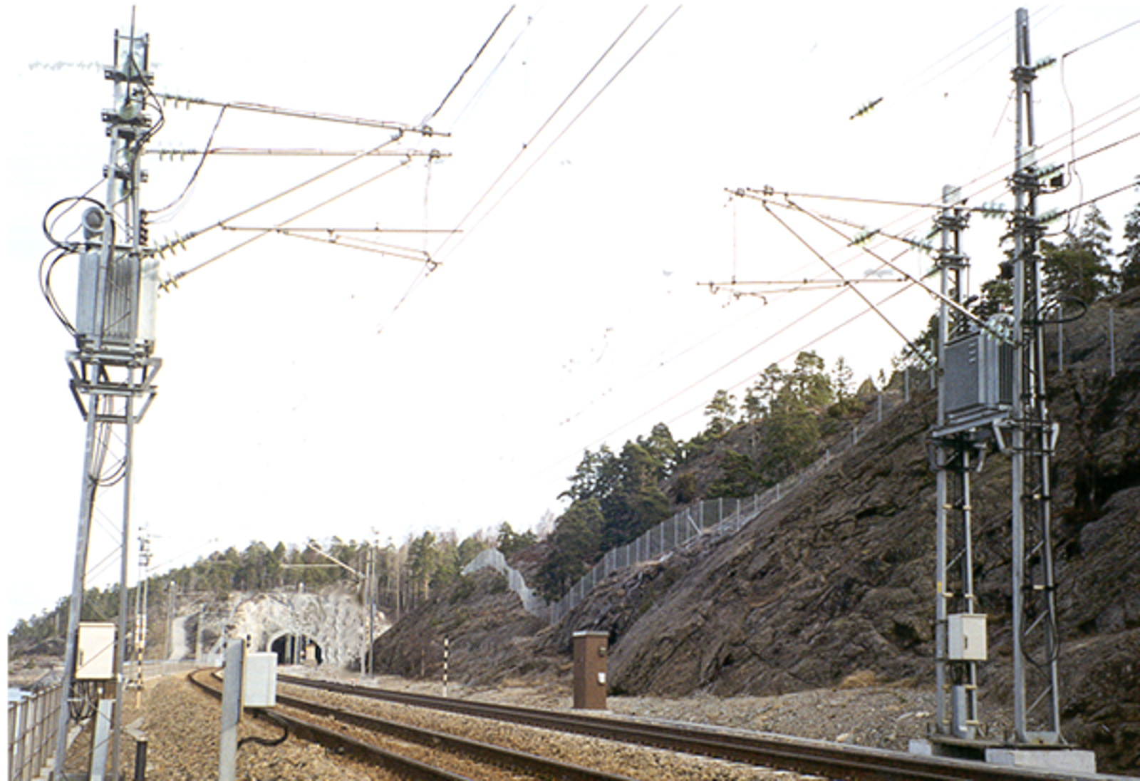 Sugetransformatorer montert i master på dobbeltspor der kontaktledningen er seksjonert.
