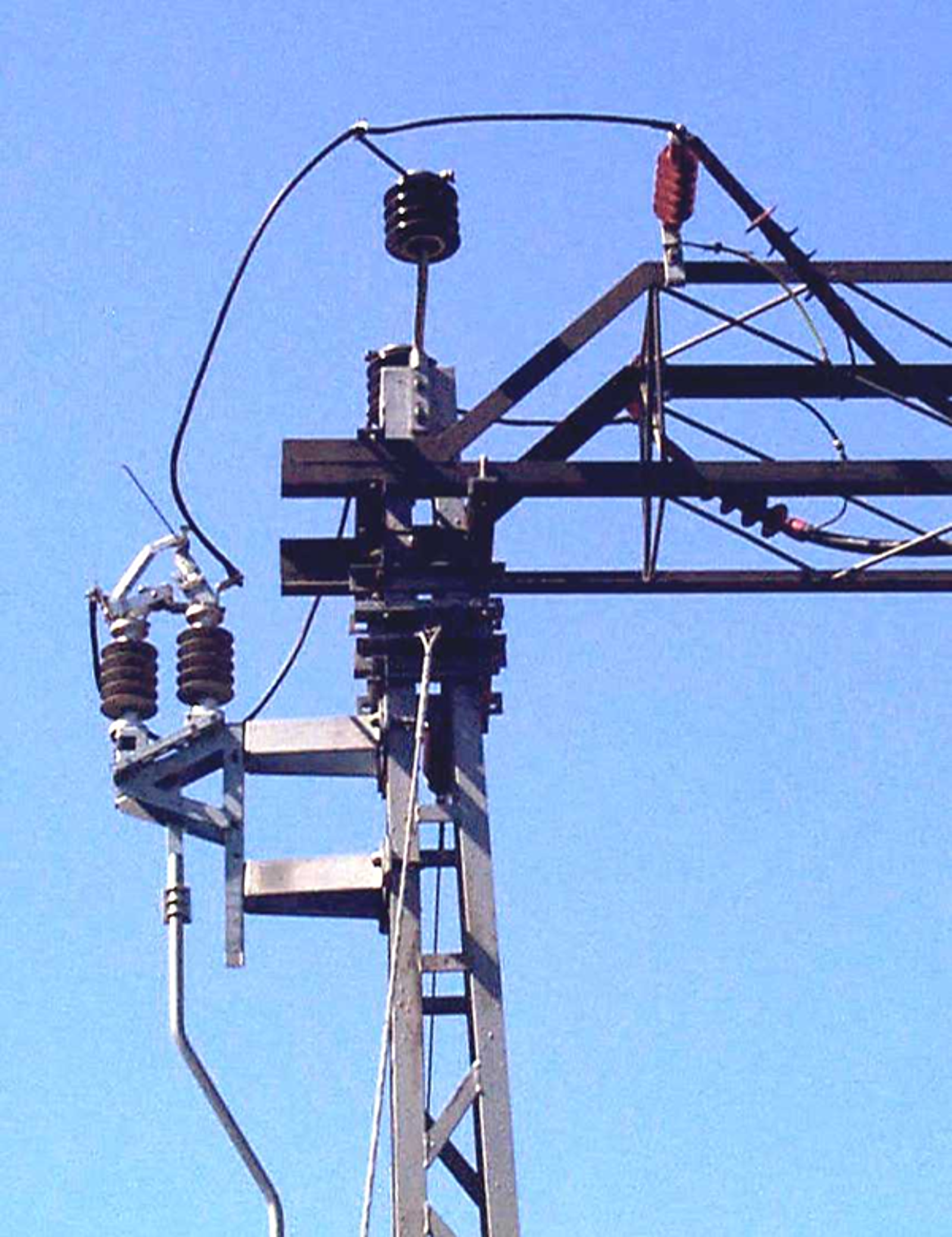 Kontaktledningsbryter montert i mast, brukt til seksjonering av kontaktledningsanlegget.