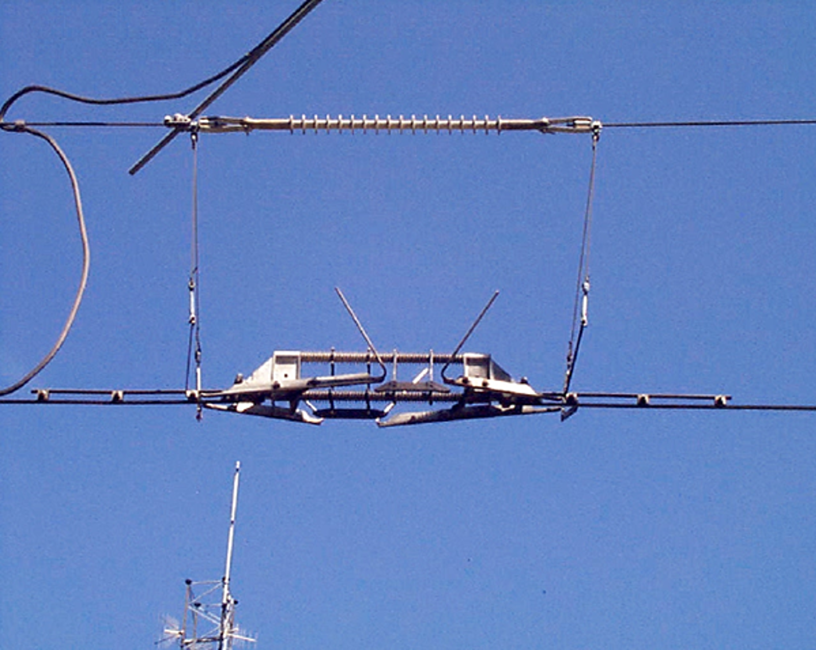 Seksjonsisolator montert i kontaktledningen mellom to spenningsdeler.