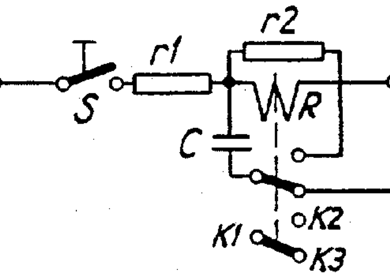 Relékobling med RC-ledd som gir tidsforsinkelse ved innkobling.