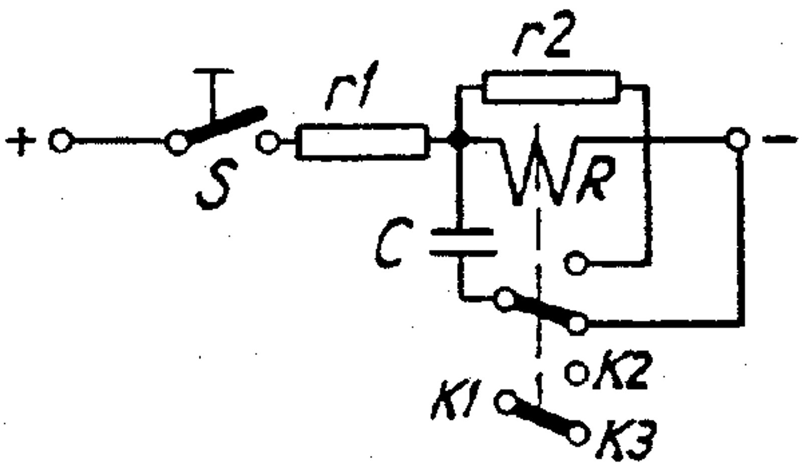 Relékobling med RC-ledd som gir tidsforsinkelse ved innkobling.